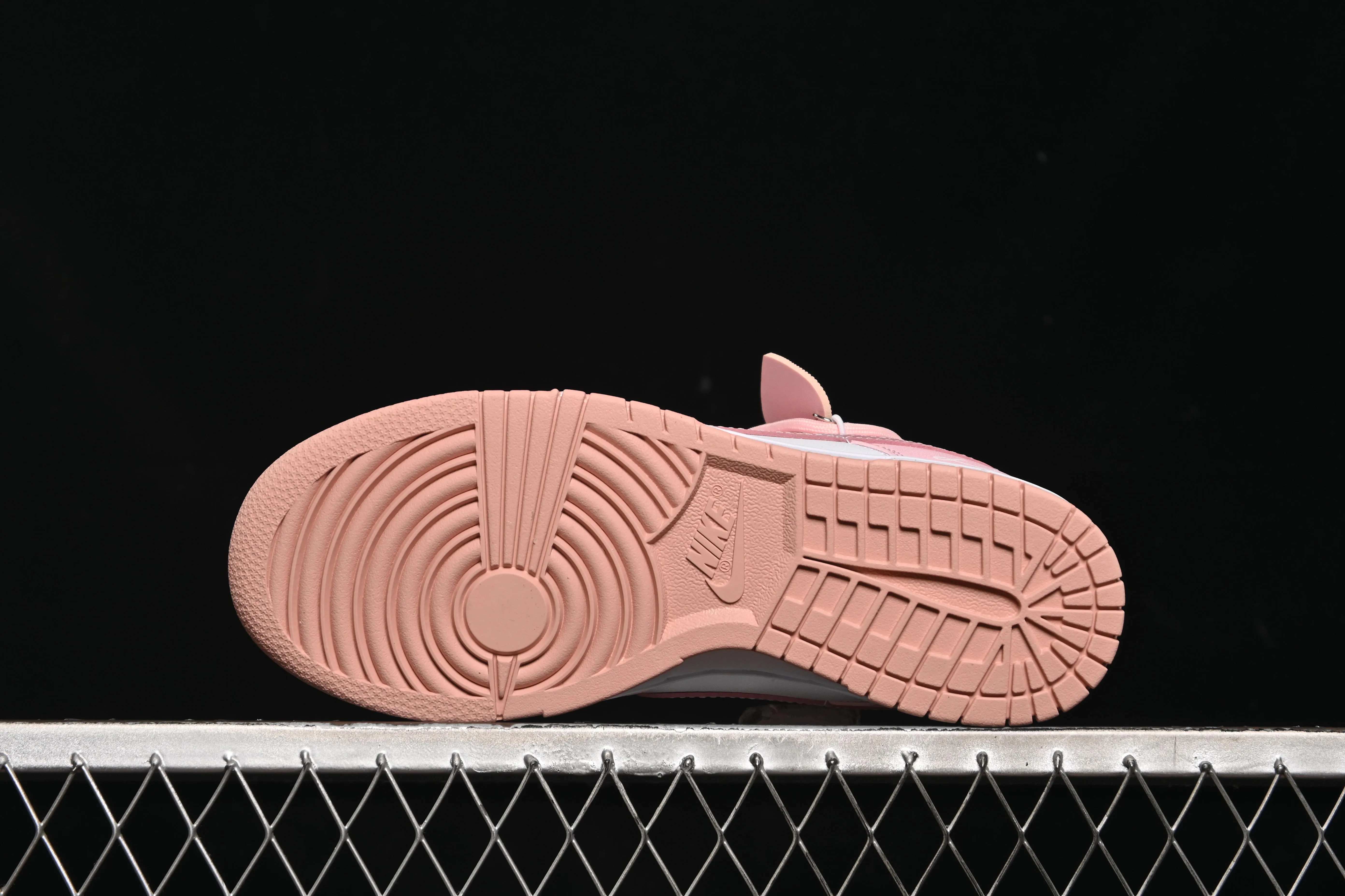All Categories Nk SB Dunk Series Nk SB Dunk Low Low-top sneakers Nike SB Dunk Low White Pink Straps Low-top casual sneakers DO6485-600